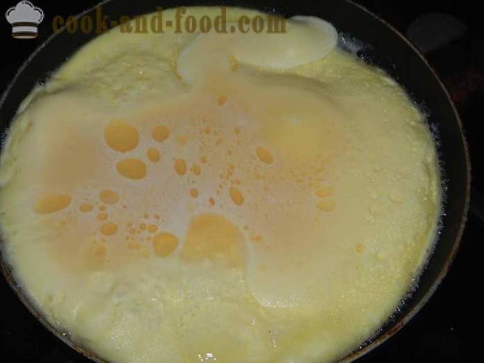 Delicious gaisa omlete ar skābo krējumu pannā, - kā pagatavot olu kulteni ar sieru, recepšu soli pa solim ar fotogrāfijām.
