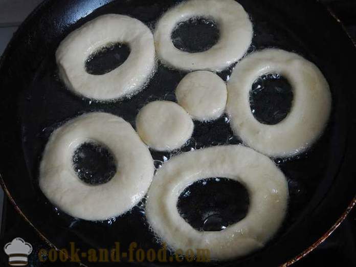 Lenten saldie Donuts rauga un ūdens, apceptas uz pannas - kā pavārs donuts raugs, recepti ar foto